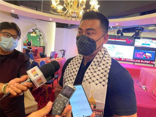 Muhamad Muqharabbin bercakap kepada pemberita selepas menyerahkan sumbangan RM35,000 kepada Mapim.