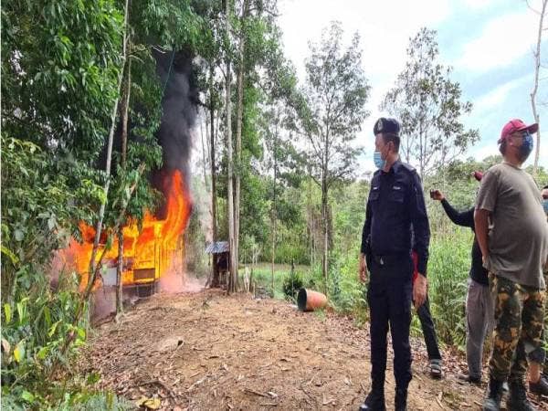 Yussof Zaki meninjau operasi meroboh dan membakar rumah yang dijadikan penempatan dan persembunyian anggota Abu Sayyaf di belakang Taman Sri Arjuna, Beaufort pada Jumaat.