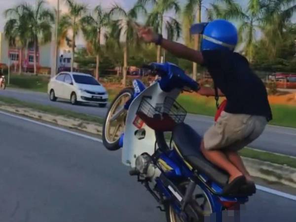 Aksi remaja berkenaan tular di media sosial sejak petang Khamis.