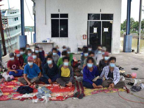 Semua kru dan tekong warga Vietnam akan menjalani saringan Covid-19 oleh Kementerian Kesihatan Malaysia (KKM) sebelum diserahkan kepada Pegawai penyiasat Maritim Malaysia untuk siasatan lanjut. - Foto: Maritim Kemaman