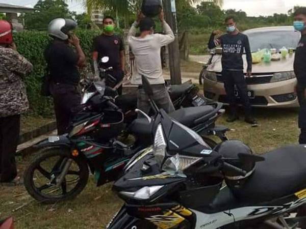 Anggota polis bertugas memeriksa pengguna jalan raya dalam sekatan jalan raya Ops Covid-19. FOTO: Ihsan polis