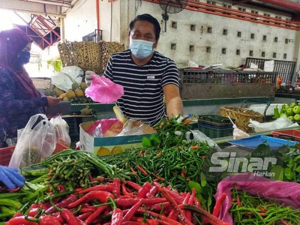 Mawardi terpaksa menanggung kerugian apabila terdapat barang jualan yang rosak akibat ketiadaan pelanggan sejak berita palsu berkenaan ditularkan.