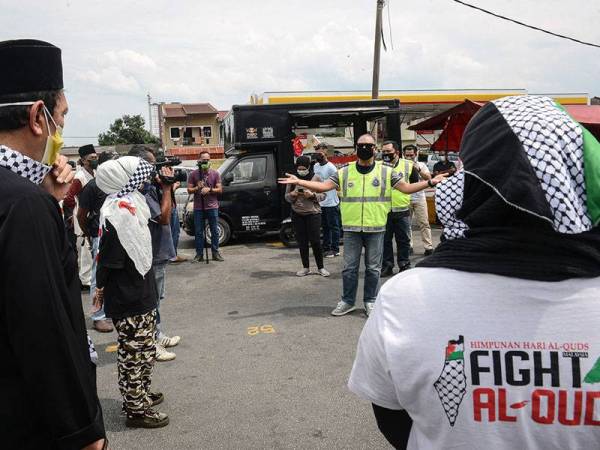 Pemuda Pakatan Harapan diarahkan bersurai oleh anggota Polis pada program konvoi solidariti kenderaan secara berkumpulan bagi mendesak Amerika Syarikat agar tidak mencampur tangan dan akur kepada gencatan senjata Israel-Hamas yang telah dipersetujui hari ini, ketika tinjauan foto Bernama di Taman Greenwood.