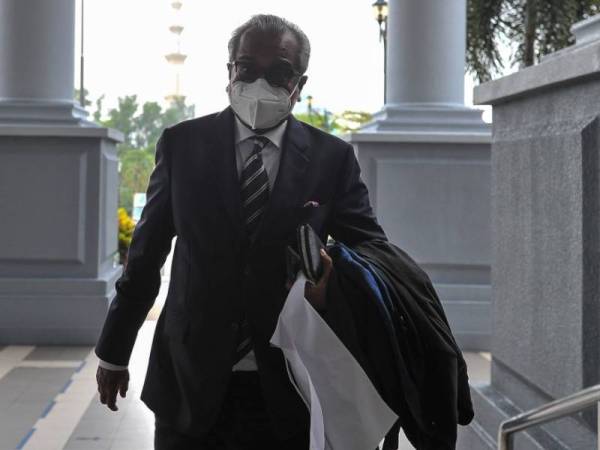 Peguam Tan Sri Muhammad Shafee Abdullah ketika hadir di Mahkamah Kuala Lumpur hari ini bagi perbicaraan yang didakwa atas dua pertuduhan menerima wang hasil daripada aktiviti haram berjumlah RM9.5 juta daripada bekas Perdana Menteri Datuk Seri Najib Tun Razak dan dua pertuduhan membuat penyata yang tidak betul kepada LHDN. - Foto Bernama 