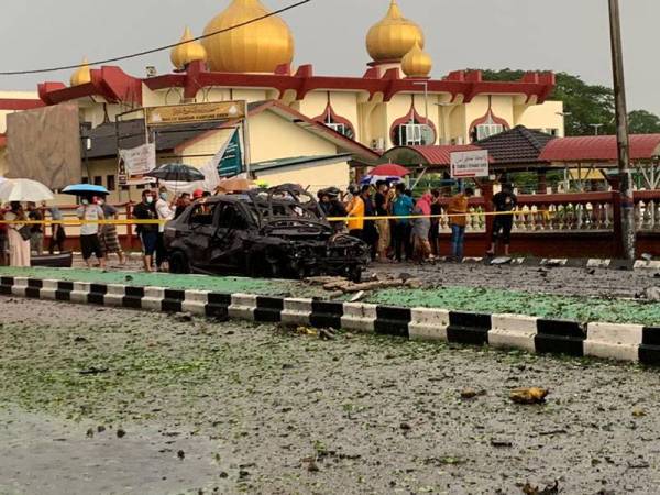 Salah sebuah kenderaan yang terbakar dalam kejadian jam 5.38 petang Jumaat.