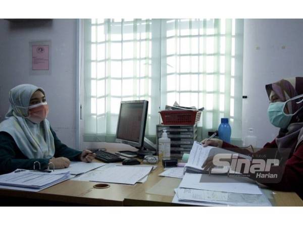 Dr Noor Hasyimah bersama rakan setugas di Klinik Kesihatan Ampang.