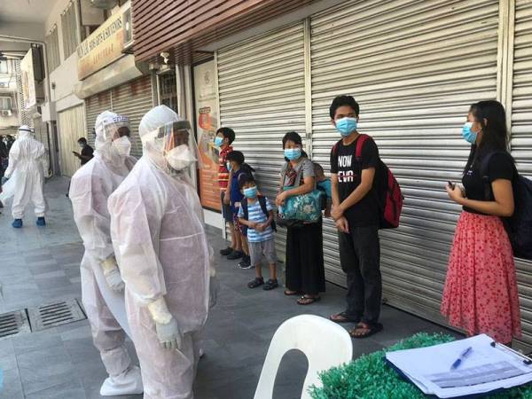Zaidi (depan) bersama rakan ketika bertugas di PKPD Masjid India tahun lalu.