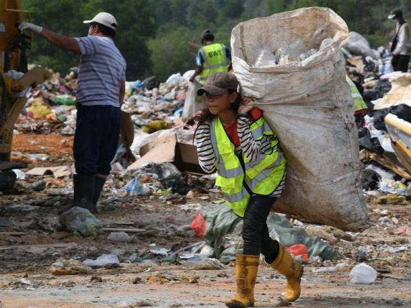 Golongan muda juga tidak ketinggalan untuk mencari rezeki daripada barang buangan yang ditemuinya di Tapak Pelupusan Sampah Kayu Madang untuk dijual semula. Foto Bernama