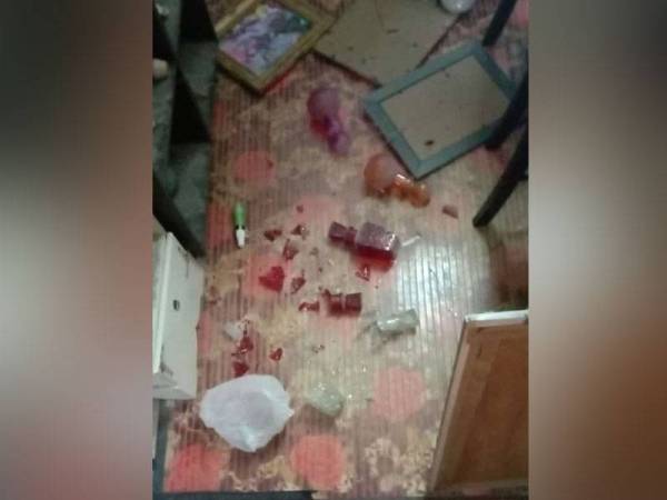 Barang perhiasan kaca dan kelengkapan rumah penduduk flat Kampung Sireh, Kota Bharu jatuh dan pecah berderai susulan kejadian letupan kereta petang Jumaat.