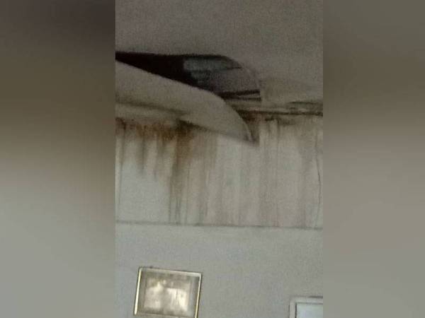 Keadaan siling rumah penduduk flat Kampung Sireh, Kota Bharu yang terbuka susulan kejadian letupan kereta yang berlaku petang Jumaat.