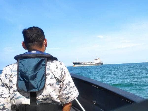 Penguat kuasa Maritim Malaysia Melaka dan Negeri Sembilan berjaya memintas kapal tangki yang cuba lolos dari Johor Bahru.