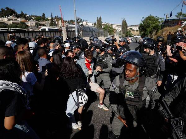Polis rejim Zionis bertempur dengan penunjuk perasaan yang membantah beberapa keluarga Palestin diusir dari Sheikh Jarrah pada 7 Mei lalu.