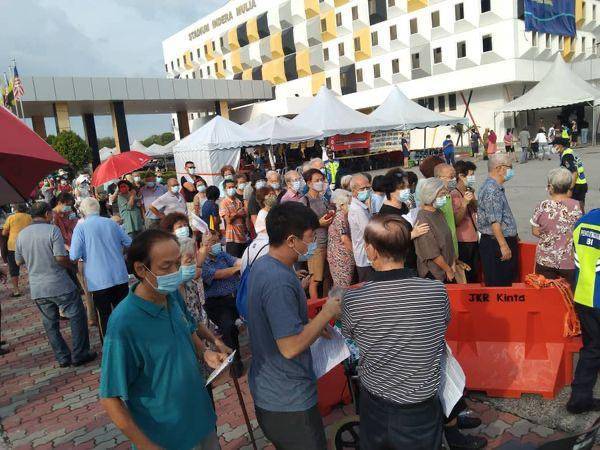 Keadaan sesak di pekarangan PPV Stadium Indera Mulia pada Jumaat lepas dengan kehadiran orang ramai bagi mendapatkan suntikan imunisasi. - Foto Twitter MCA
