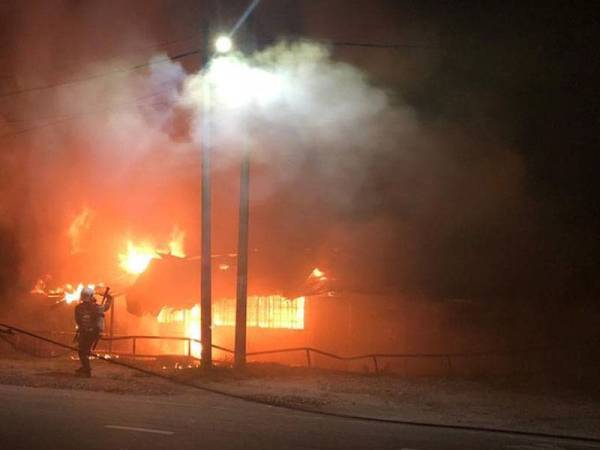 Api merebak dengan cepat disebabkan keadaan kedai yang bersambung antara satu dengan lain. - Foto Bomba Perak