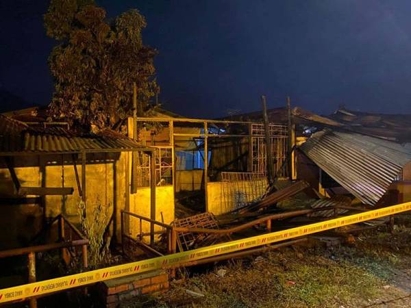 Keadaan tujuh rumah kedai yang musnah dalam kebakaran di Jalan Lee Ling Hin, Menglembu pada malam Sabtu. - Foto Bomba Perak