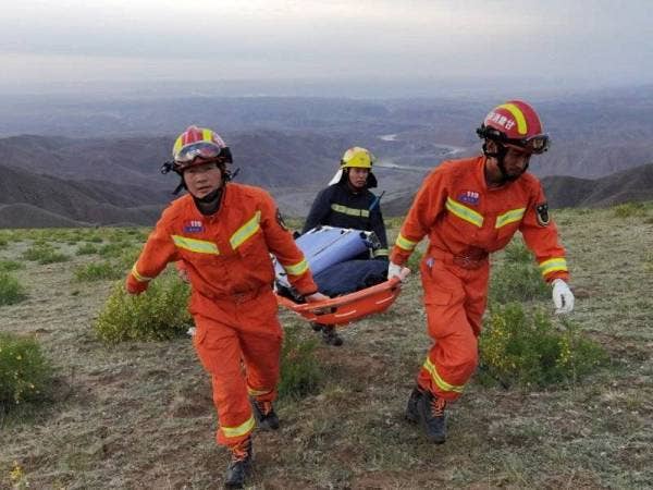 Pasukan penyelamat mencari mangsa selepas cuaca sejuk melampau melanda peserta larian ultramarathon di wilayah Gansu, barat laut China. - Foto AFP