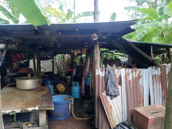 Lokasi serbuan yang terletak agak terselindung berdekatan sebuah rumah di Kampung Sungai Layar Hujung, Sungai Petani.