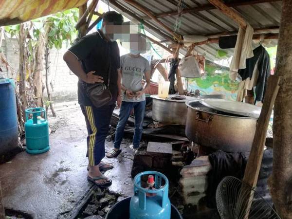 Lokasi kedua serbuan disyaki tempat memproses air ketum untuk dijual.