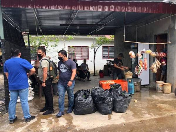 Polis melakukan serbuan di lokasi yang dipercayai tempat berkumpul dan penjualan air ketum.