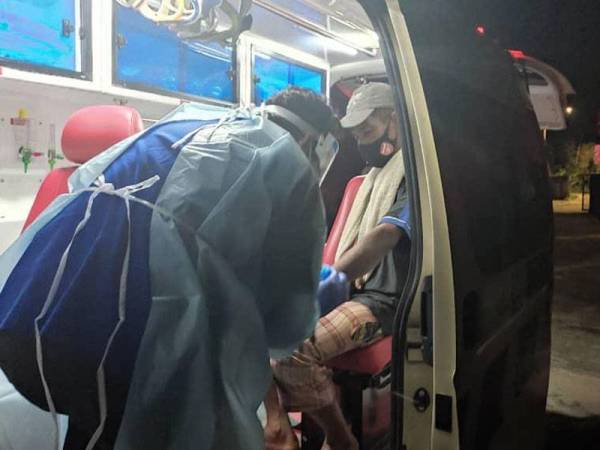 Nelayan yang cedera di lengan tangannya dibawa ke HSB Alor Setar untuk rawatan lanjut. -- Foto Maritim Malaysia