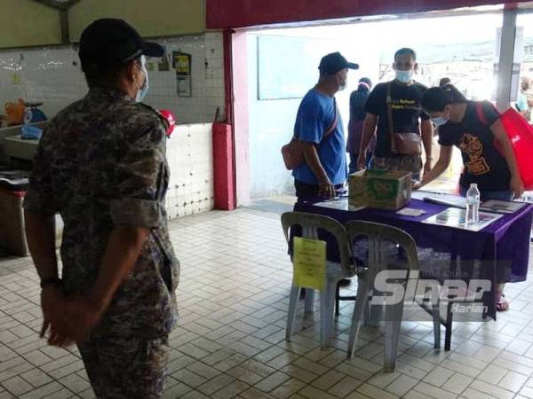 Pengunjung mematuhi SOP ditetapkan MBK sebelum memasuki Pasar Besar Kuantan pada Isnin.