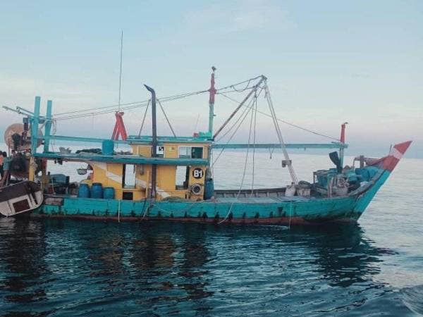 Sebuah bot nelayan tempatan ditahan selepas dikesan melanggar syarat sah lesen di perairan Bagan Datuk pada Sabtu.