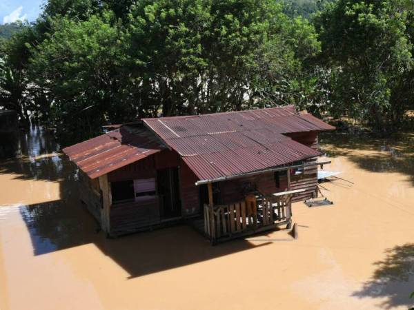 Sebuah rumah yang turut terjejas dengan banjir di Kampung Lama Tenom ketika tinjauan Pada Sabtu. - Foto Bernama