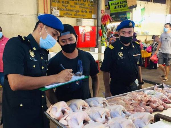 Penguat kuasa KPDNHEP Negeri Sembilan memantau harga dan bekalan ayam di sebuah premis di negeri berkenaan baru-baru ini.