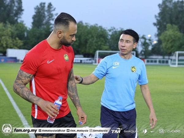 Cheng Hoe (kanan) bertanyakan sesuatu kepada De Paula semasa sesi latihan sebelum ini.