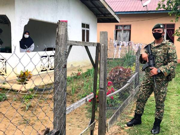 Anggota Angkatan Tentera Malaysia (ATM) memantau kawasan rumah penduduk yang terlibat dalam Perintah Kawalan Pergerakan Diperketatkan (PKPD) di Mukim Sungai Pinang bermula Isnin.