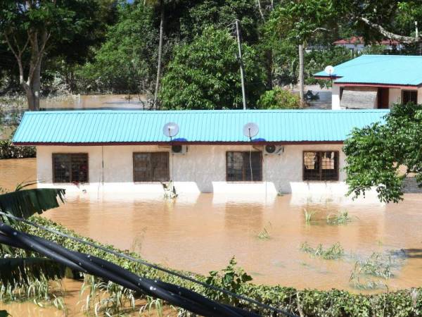 Sebuah rumah yang turut terjejas dengan banjir di Kampung Lama Tenom ketika tinjauan Pada Sabtu. - Foto Bernama