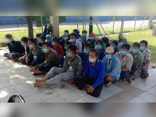 Semua kru dan tekong warga Vietnam yang ditahan akan menjalani saringan Covid-19 oleh KKM sebelum diserahkan kepada pegawai penyiasat Maritim Malaysia untuk siasatan lanjut. - Foto Maritim Kemaman