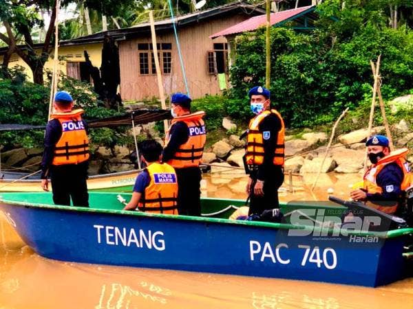 Pemeriksaan juga dilakukan di kawasan sungai perhampiran rumah penduduk di empat lokasi PKPD di Mukim Sungai Pinang, Tumpat.