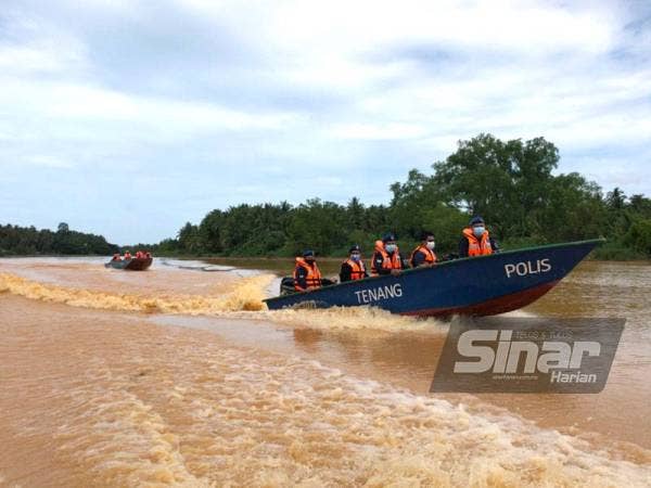 Mohd Rudzuan menaiki bot PAC 740 bersama empat anggota mengadakan rondaan di lokasi PKPD di empat kepulauan di Mukim Sungai Pinang, Tumpat.