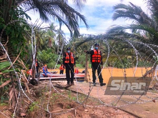 Pemeriksaan oleh PPM Wilayah Tiga, Pengkalan Kubor di lokasi jeti-jeti utama yang dipasang kawad besi berhampiran rumah penduduk di Teluk Renjuna, Tumpat.