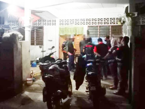 Antara indivdu yang didapati berkumpul, makan dan bersembang tanpa penjarakan fizikal di Kampung Jeniang pada Ahad.
