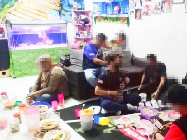 Antara indivdu yang didapati berkumpul, makan dan bersembang tanpa penjarakan fizikal di Kampung Jeniang pada Ahad.