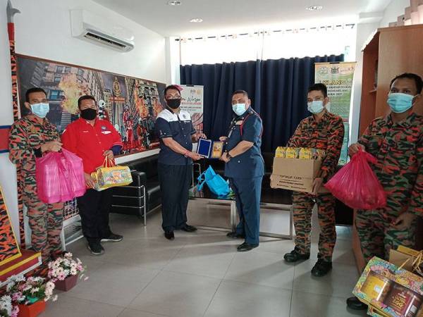 Sumbangan yang disampaikan kepada anggota dan pegawai bomba di Balai Bomba dan Penyelamat Kapar, Meru, Klang pada Isnin.