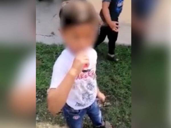 Tangkap layar video tular memaparkan seorang kanak-kanak menghisap vape.