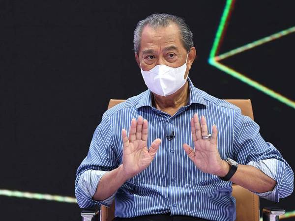 Perdana Menteri Tan Sri Muhyiddin Yassin bercakap pada Program Bicara Khas Cabaran Pandemik COVID-19 yang disiarkan dari Angkasapuri malam Ahad. - Foto Bernama