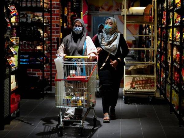 Pengunjung mematuhi SOP dengan memakai pelitup muka ketika membeli-belah di pasar raya di Seksyen 9, Shah Alam, Selangor pada Isnin. -Foto Bernama