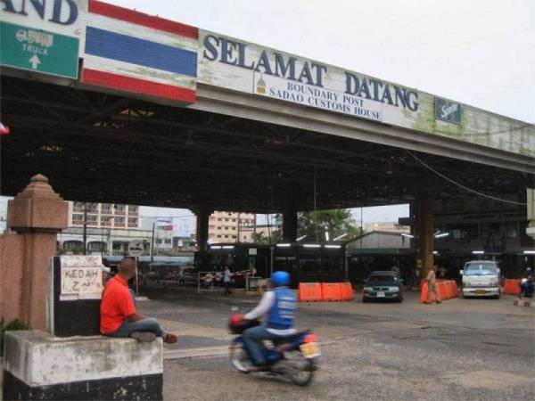 Sepasang suami isteri ditahan ketika cuba menyeberangi tembok di sepanjang sempadan Thailand-Malaysia untuk menyelinap ke Sadao, di selatan Songkhla, Thailand pada Isnin. Gambar hiasan