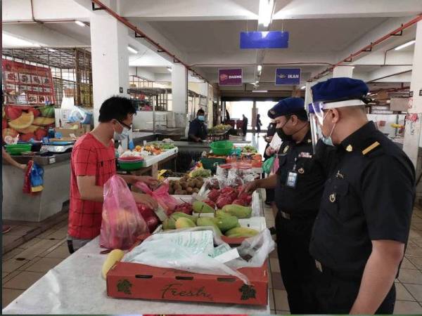 Pegawai KPDHEP Pulau Pinang sentiasa membuat pemeriksaan bagi memastikan bekalan asas mencukupi selain tiada pihak yang mengambil kesempatan menaikkan harga barangan keperluan.