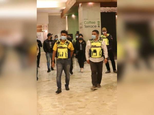 Zaiham (dua dari kanan) bersama pegawainya melakukan pemantauan dan pemeriksaan ke atas pusat kasino di Genting Highlands bagi memastikan aktiviti di pusat itu ditutup setelah diarah berbuat demikian bermula tengah malam Isnin.