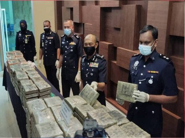 Ketulan ganja yang dirampas dalam serbuan di Changlun dan Bukit Kayu Hitam pada Sabtu lalu.