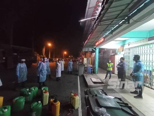 Pasukan khas sanitasi awam Majlis Daerah Kuala Pilah melakukan sanitasi di sekitar Pekan Juasseh pada malam Isnin.