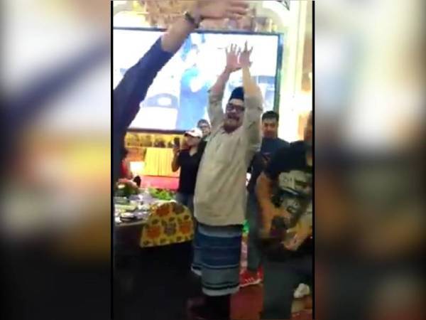 Video tular Awie dan beberapa individu semasa menghadiri satu majlis misi kemanusiaan di sebuah hotel di Jalan Hang Tuan, Melaka.