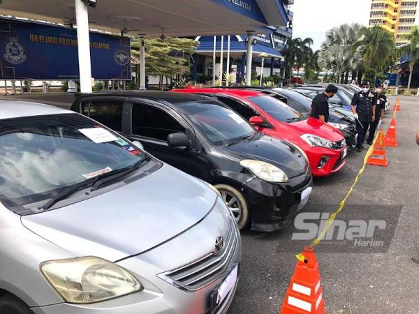 Shafien (tengah) melihat 10 kenderaan yang dirampas daripada suspek sebagai bukti bertujuan menjalankan siasatan kerana pecah rumah dan rompakan.