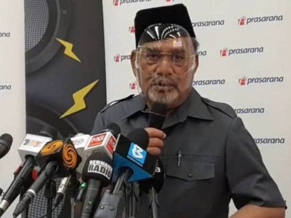 Polis menyiasat Tajuddin kerana tidak memakai pelitup muka pada sidang akhbar berkaitan kemalangan tren LRT pada Selasa.