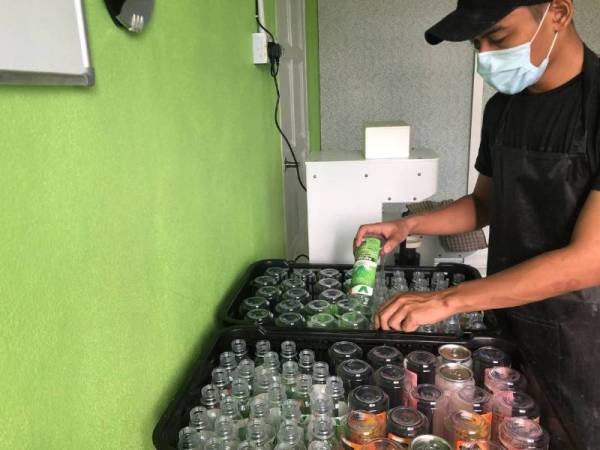 Proses R&D dilakukan bagi memastikan minuman VCendol tahan lama.
